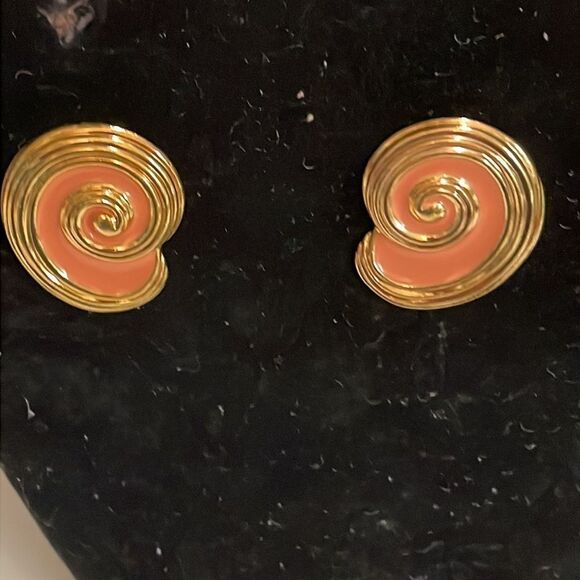 Vintage-1980s-Avon gold tone & pink enamel conch shell shape stud earrings - Picture 3 of 12